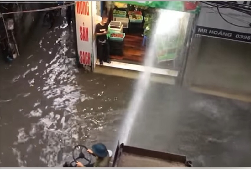 Phóng xe giữa phố ngập, xe ba gác mang theo vòi rồng rửa mặt nhà dân-1