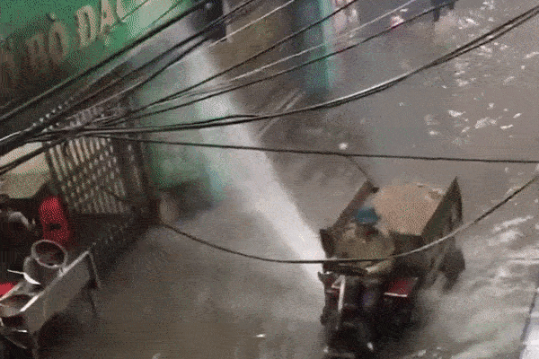 Những ngày tới Hà Nội liệu còn mưa to lịch sử như chiều qua?-3