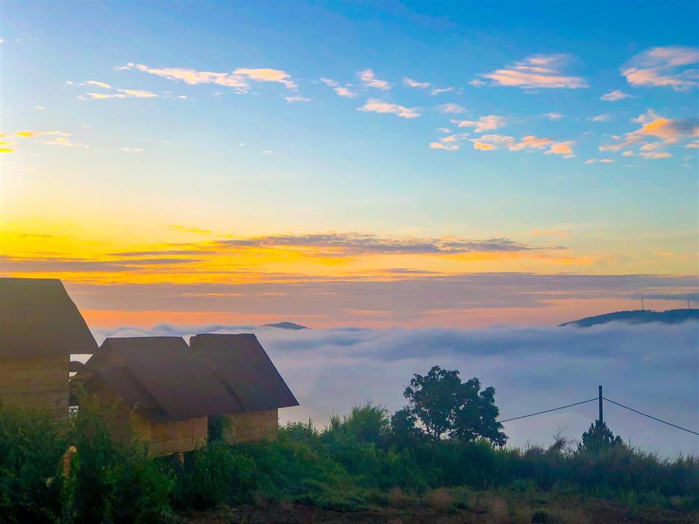 Ngôi nhà trên đỉnh núi mây phủ, ngập tràn hương sắc hoa-1