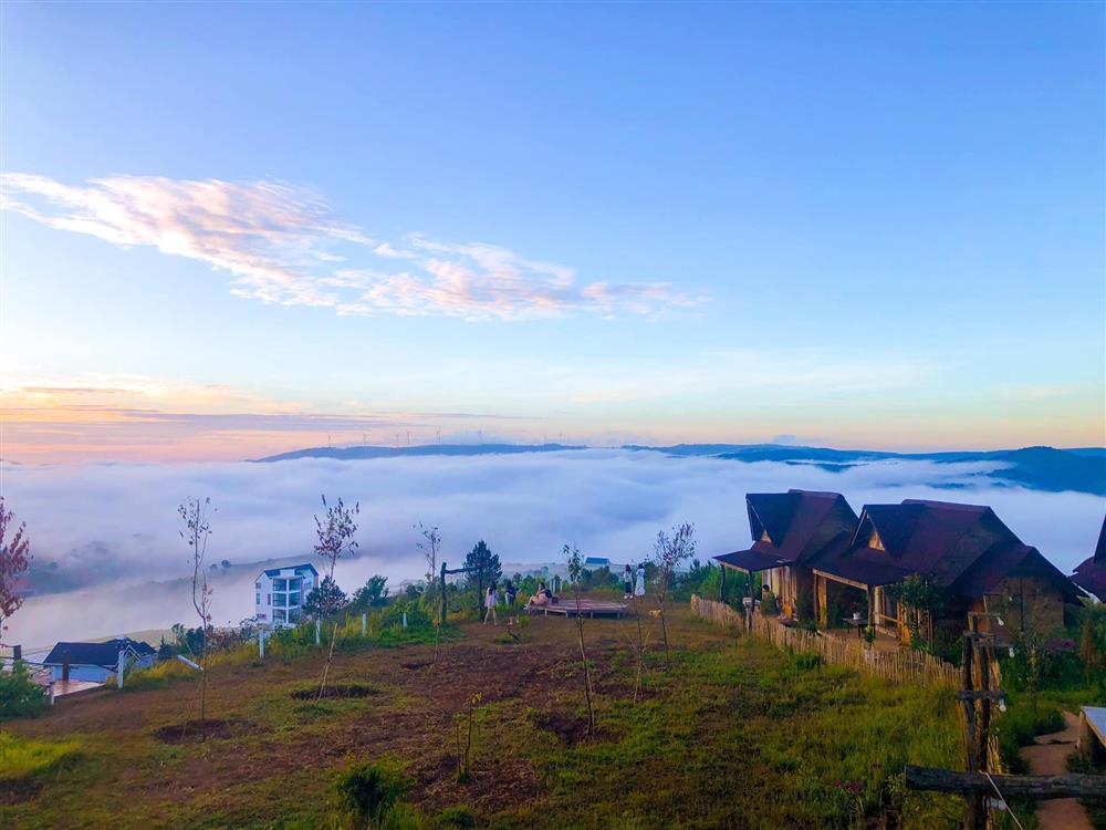 Ngôi nhà trên đỉnh núi mây phủ, ngập tràn hương sắc hoa-2