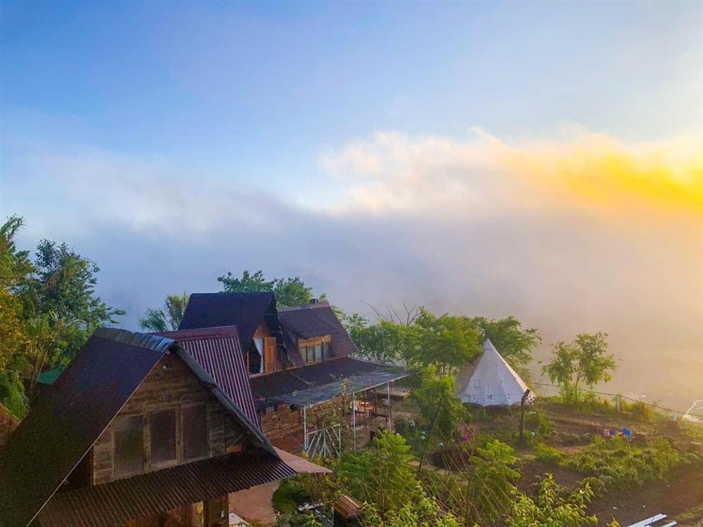 Ngôi nhà trên đỉnh núi mây phủ, ngập tràn hương sắc hoa-3