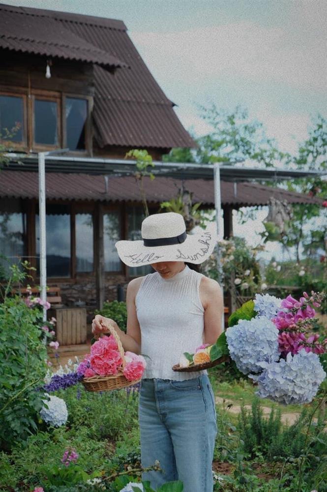 Ngôi nhà trên đỉnh núi mây phủ, ngập tràn hương sắc hoa-13