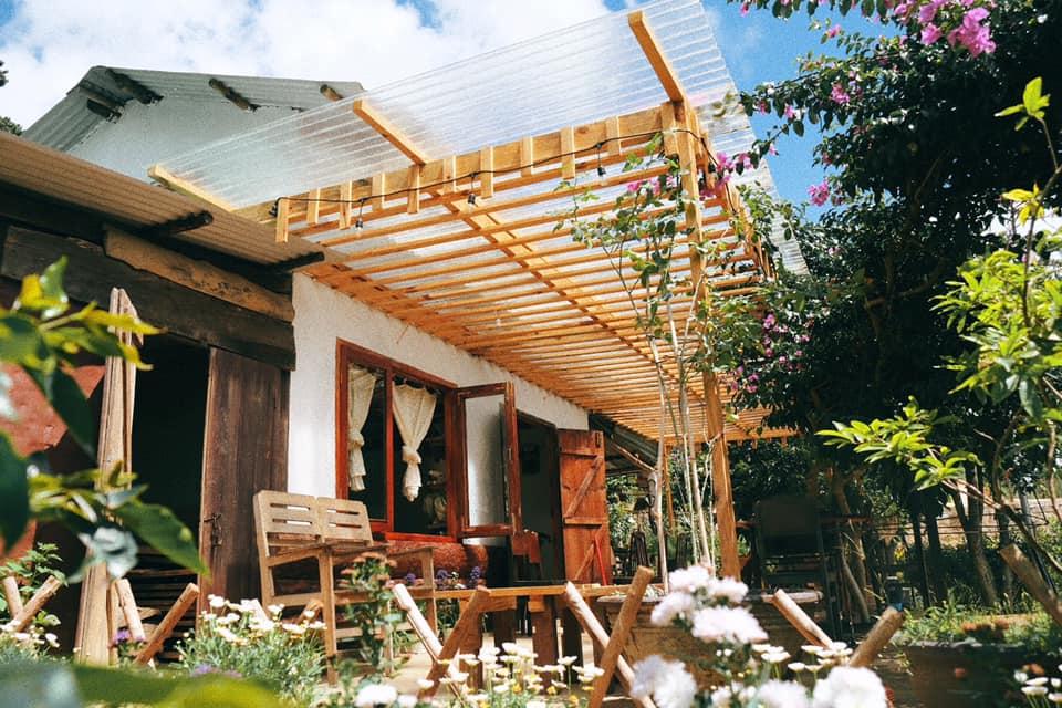 Ngôi nhà trên đỉnh núi mây phủ, ngập tràn hương sắc hoa-19