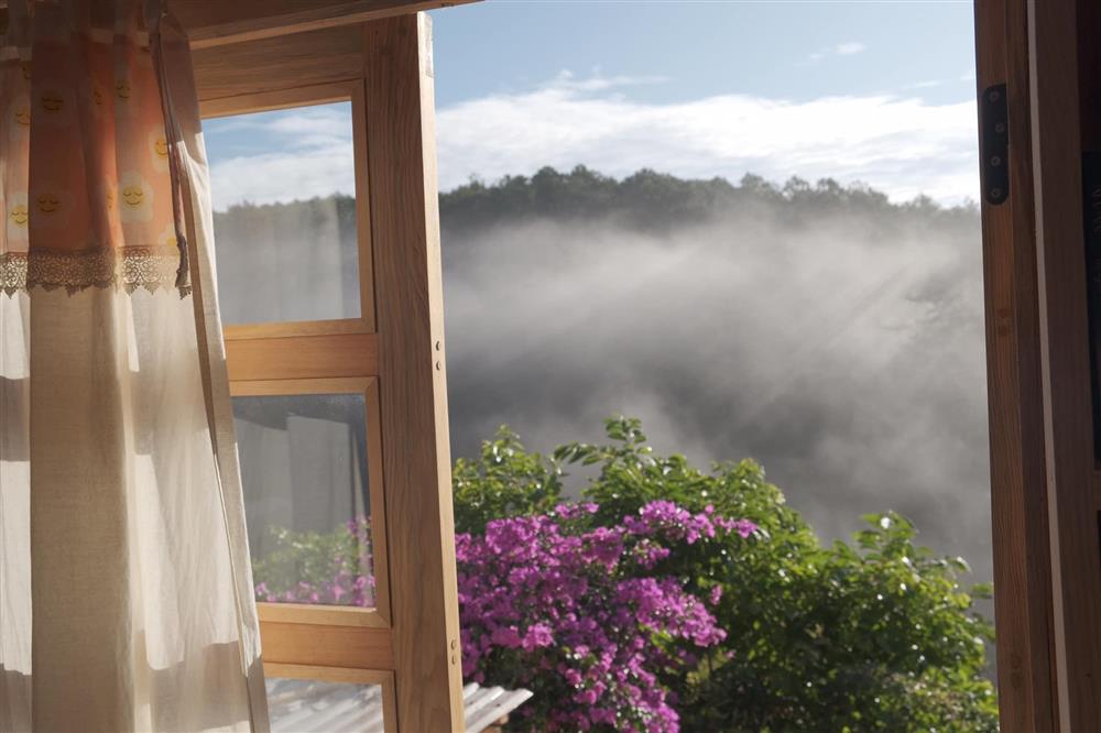 Ngôi nhà trên đỉnh núi mây phủ, ngập tràn hương sắc hoa-45