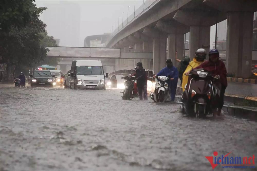 Những ngày tới Hà Nội liệu còn mưa to lịch sử như chiều qua?-2
