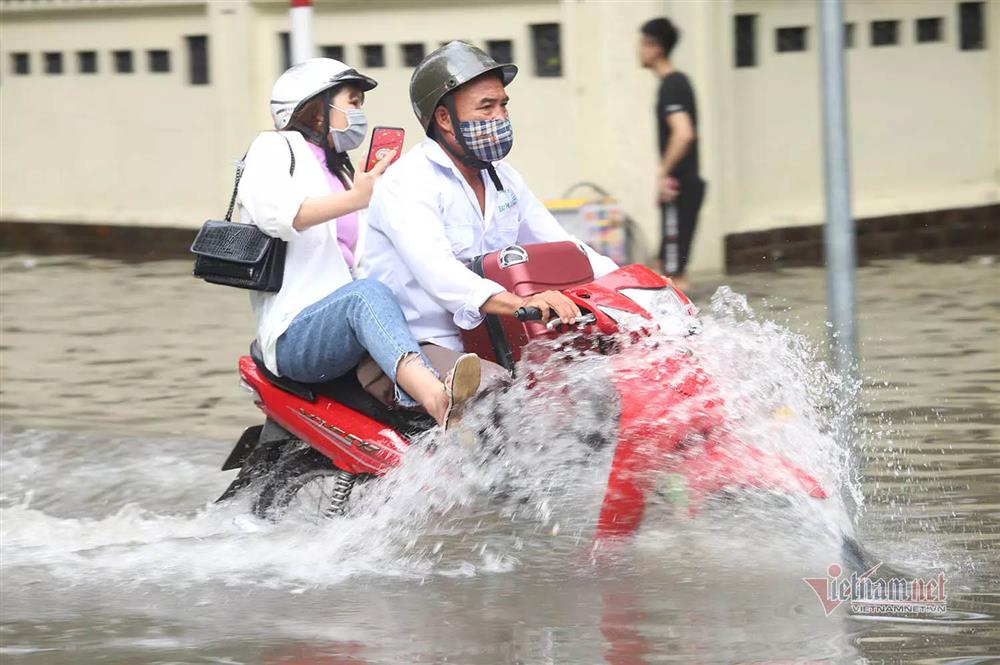 Bộ trưởng Trần Hồng Hà: Mưa lớn vào một thời điểm thì không hệ thống nào chống chịu được-2