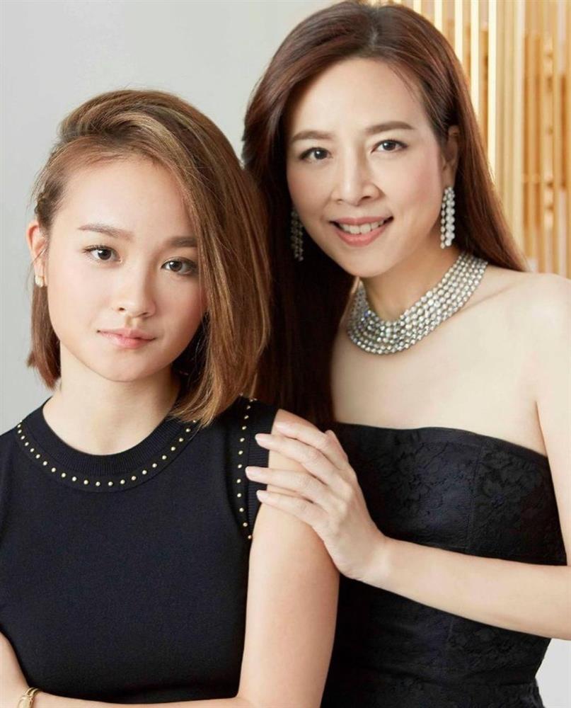 Con gái chủ tịch đội bóng Thái Lan: từ nhan sắc tới khả năng biến hoá với hàng hiệu chẳng kém mẫu thân là mấy!-1