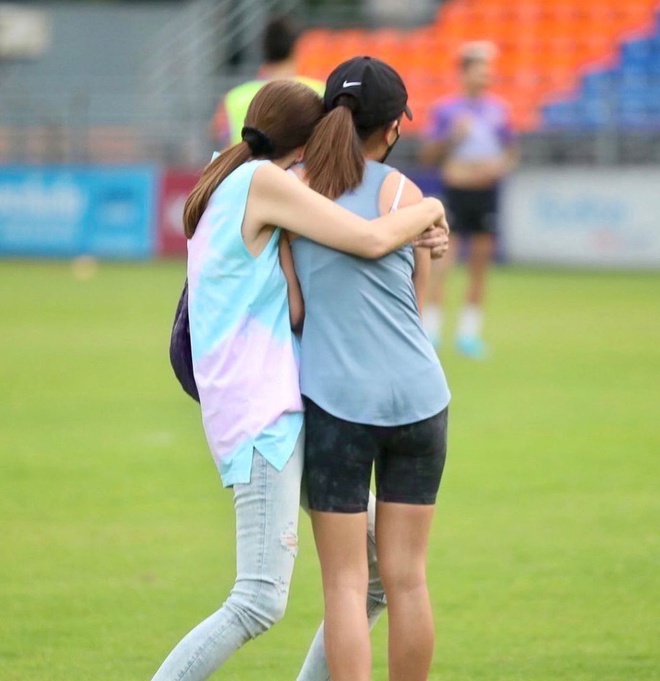 Con gái chủ tịch đội bóng Thái Lan: từ nhan sắc tới khả năng biến hoá với hàng hiệu chẳng kém mẫu thân là mấy!-5