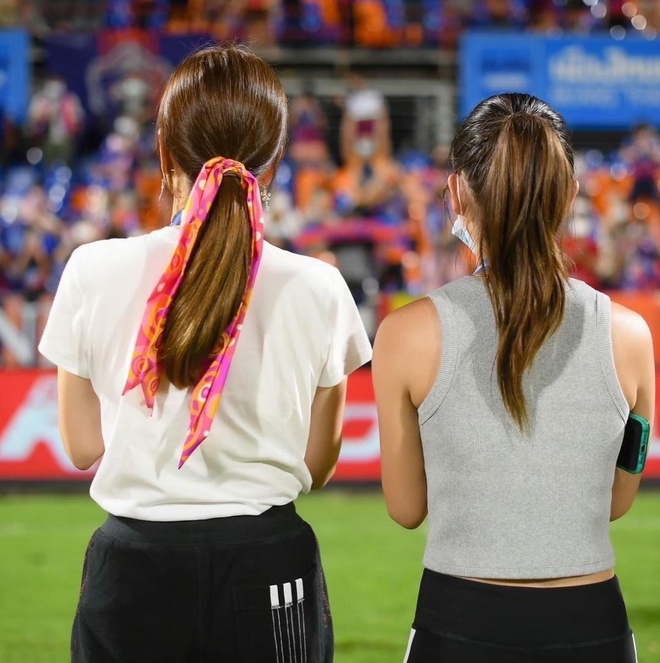 Con gái chủ tịch đội bóng Thái Lan: từ nhan sắc tới khả năng biến hoá với hàng hiệu chẳng kém mẫu thân là mấy!-6