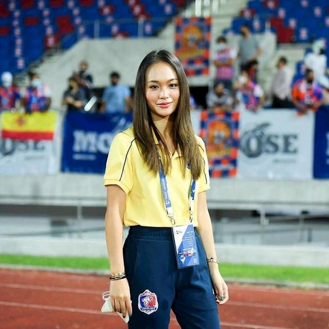 Con gái chủ tịch đội bóng Thái Lan: từ nhan sắc tới khả năng biến hoá với hàng hiệu chẳng kém mẫu thân là mấy!-14
