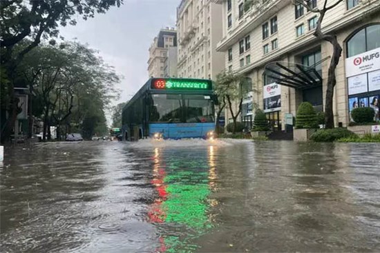 Nguyên nhân mưa lớn gây ngập kỷ lục ở Hà Nội trong vòng 36 năm qua