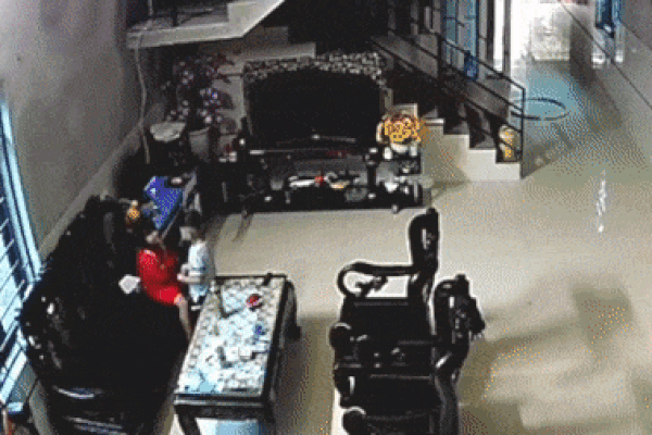 Điện thoại đang sạc bất ngờ phát nổ kinh hoàng, người mẹ không khỏi 'bủn rủn chân tay' khi xem lại camera