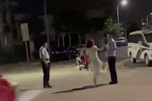 Clip: Lột đồ rồi hung hăng tát cảnh sát giữa phố, cô gái nhận kết đắng