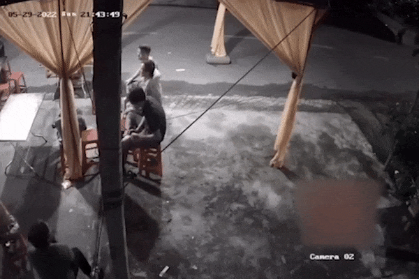 Ô tô lao vào đám tang ven đường, 3 người bị thương