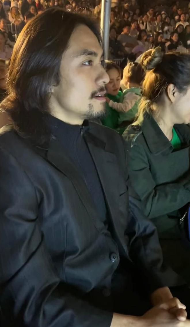 Phương Thanh ôm chặt tình tin đồn nhiều lần khi đang biểu diễn, xin khán giả giữ anh ấy hộ mình-4