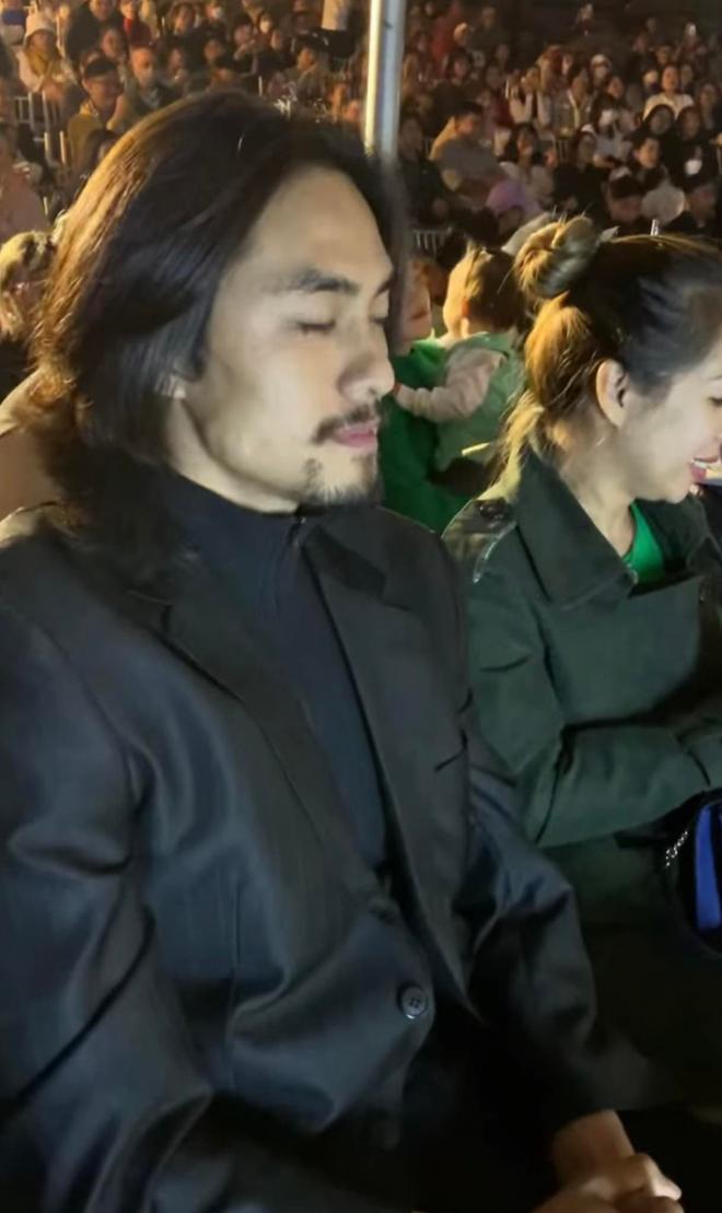 Phương Thanh ôm chặt tình tin đồn nhiều lần khi đang biểu diễn, xin khán giả giữ anh ấy hộ mình-3