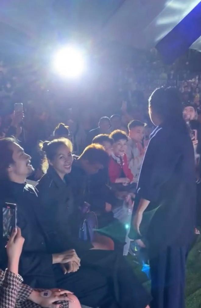 Phương Thanh ôm chặt tình tin đồn nhiều lần khi đang biểu diễn, xin khán giả giữ anh ấy hộ mình-6