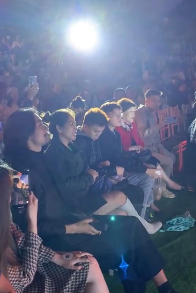 Phương Thanh ôm chặt tình tin đồn nhiều lần khi đang biểu diễn, xin khán giả giữ anh ấy hộ mình-1