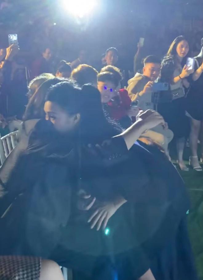 Phương Thanh ôm chặt tình tin đồn nhiều lần khi đang biểu diễn, xin khán giả giữ anh ấy hộ mình-8