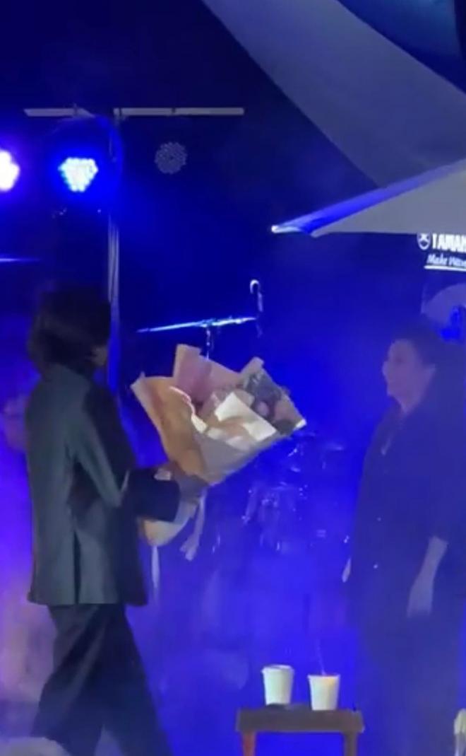 Phương Thanh ôm chặt tình tin đồn nhiều lần khi đang biểu diễn, xin khán giả giữ anh ấy hộ mình-12