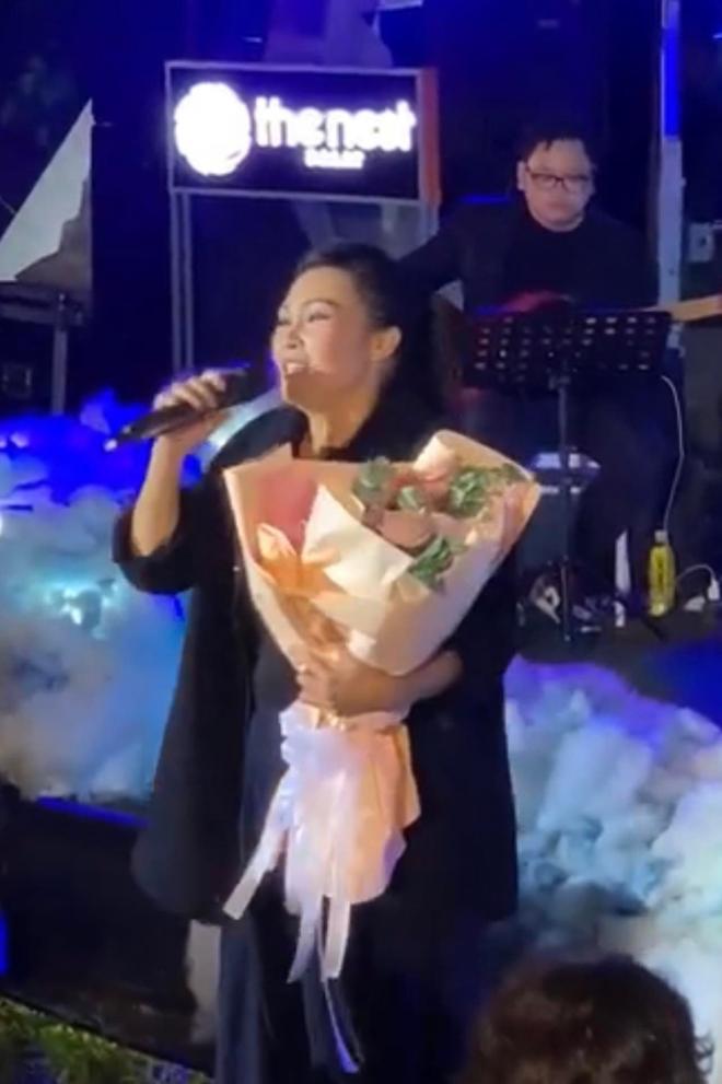 Phương Thanh ôm chặt tình tin đồn nhiều lần khi đang biểu diễn, xin khán giả giữ anh ấy hộ mình-11