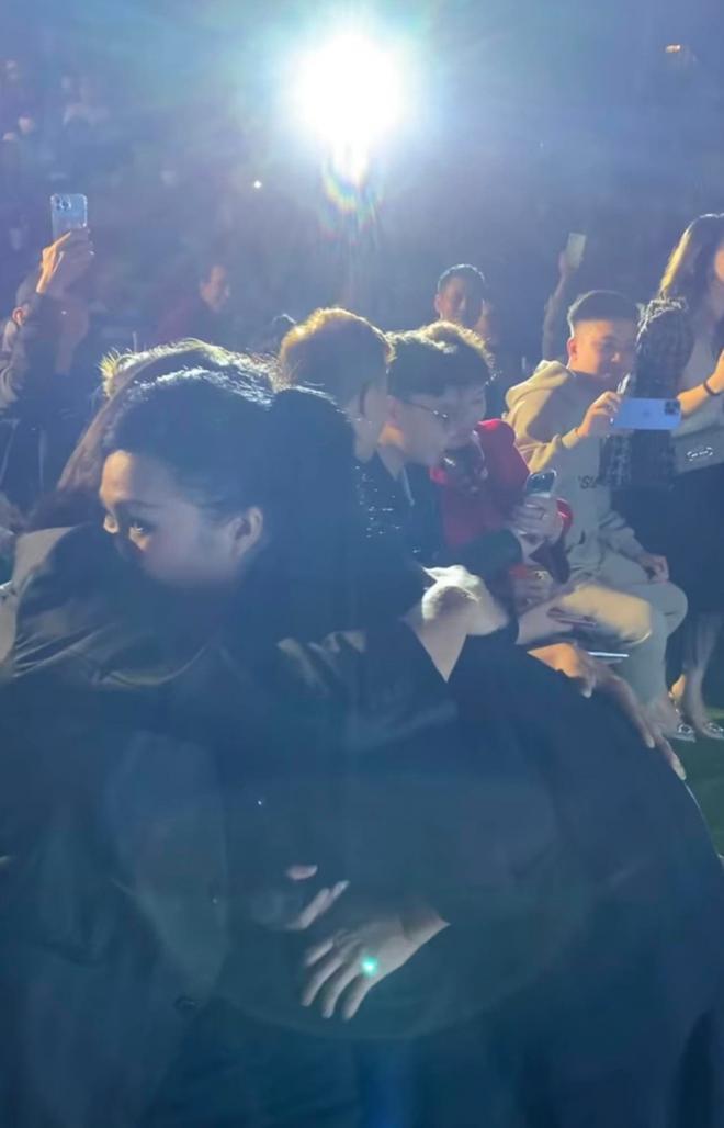 Phương Thanh ôm chặt tình tin đồn nhiều lần khi đang biểu diễn, xin khán giả giữ anh ấy hộ mình-9