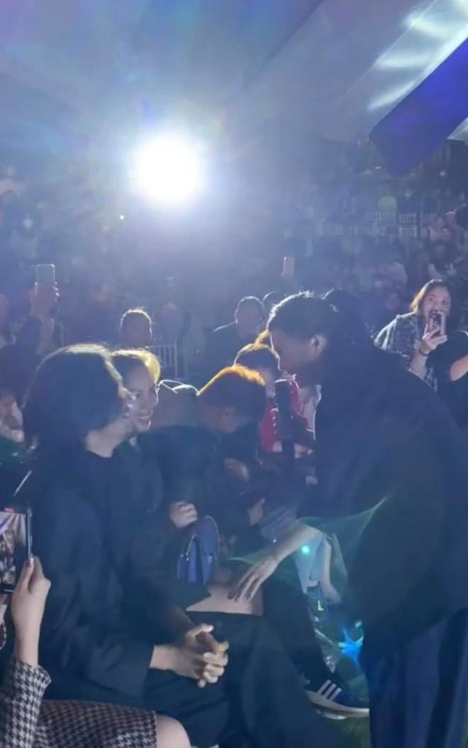 Phương Thanh ôm chặt tình tin đồn nhiều lần khi đang biểu diễn, xin khán giả giữ anh ấy hộ mình-7