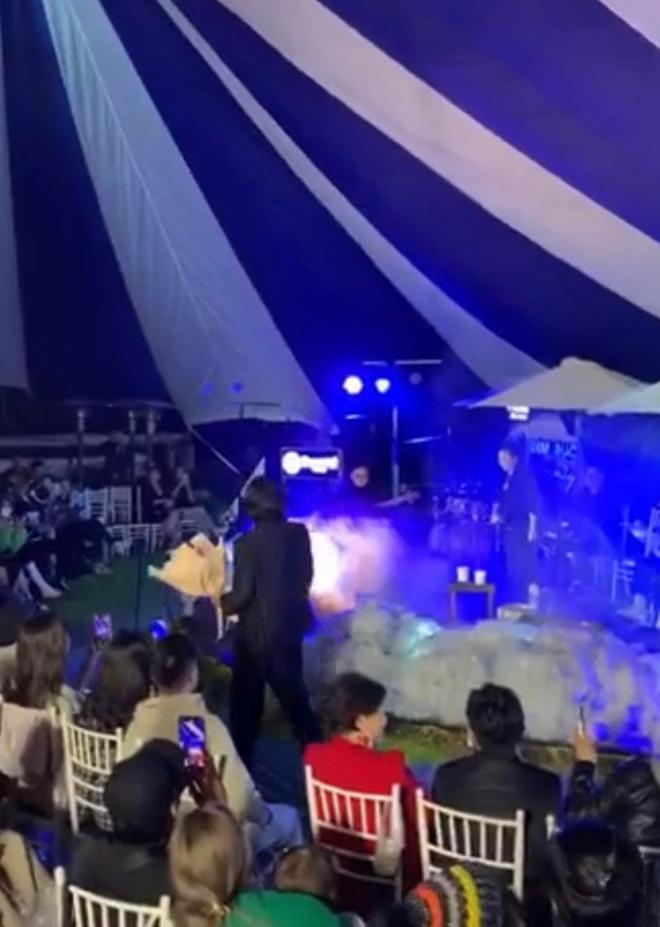 Phương Thanh ôm chặt tình tin đồn nhiều lần khi đang biểu diễn, xin khán giả giữ anh ấy hộ mình-10