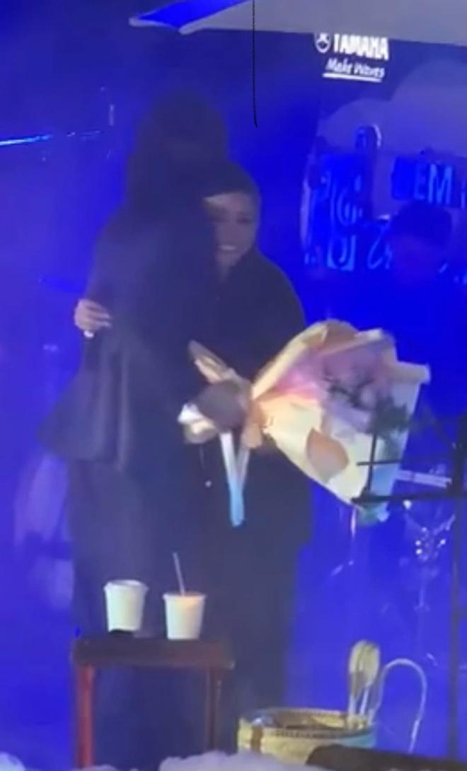 Phương Thanh ôm chặt tình tin đồn nhiều lần khi đang biểu diễn, xin khán giả giữ anh ấy hộ mình-13