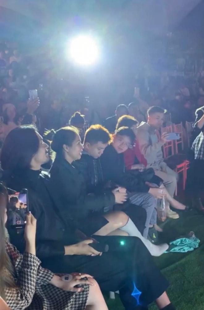 Phương Thanh ôm chặt tình tin đồn nhiều lần khi đang biểu diễn, xin khán giả giữ anh ấy hộ mình-2