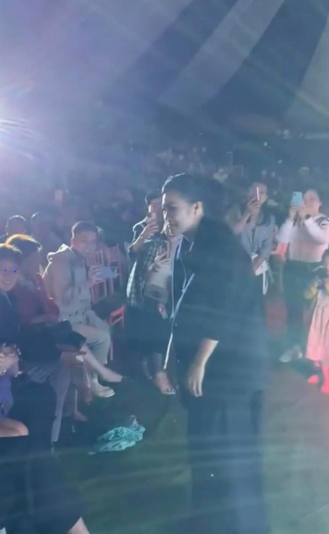 Phương Thanh ôm chặt tình tin đồn nhiều lần khi đang biểu diễn, xin khán giả giữ anh ấy hộ mình-5