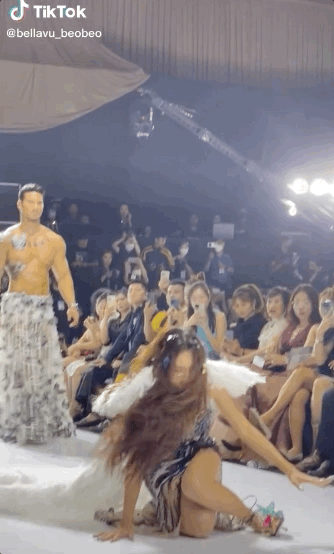 Thuỳ Tiên lên tiếng sau cú té sõng soài trên sàn catwalk, thần thái sau sự cố gây chú ý!-2