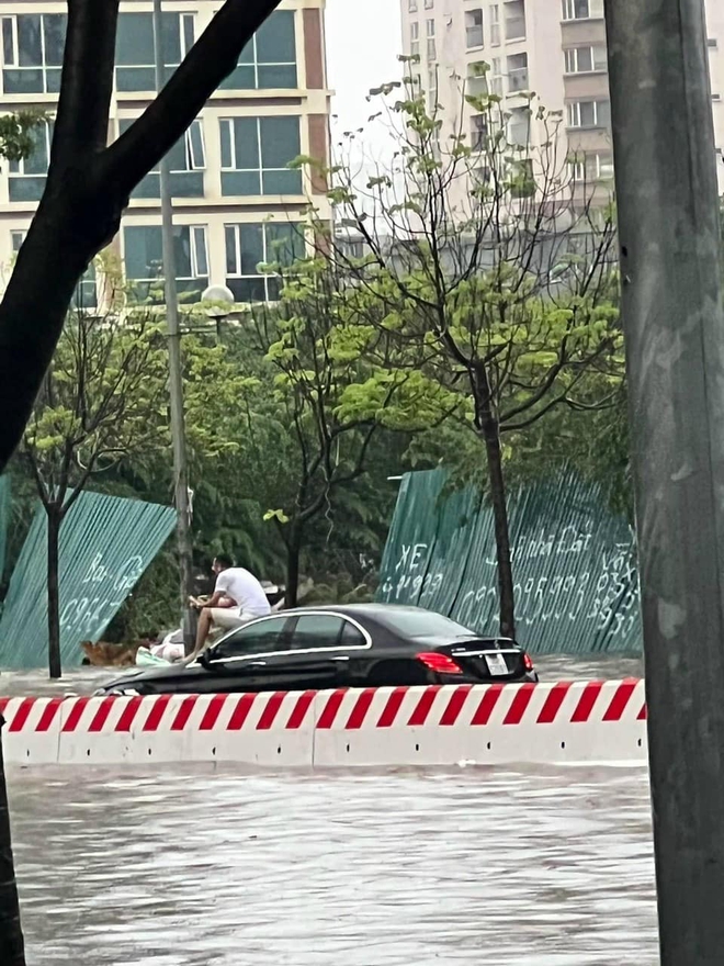 Chủ xe Mercedes hot nhất Hà Nội kể khoảnh khắc kẹt giữa biển nước, nằm thảnh thơi trên nắp capo chụp ảnh đợi cứu hộ-1