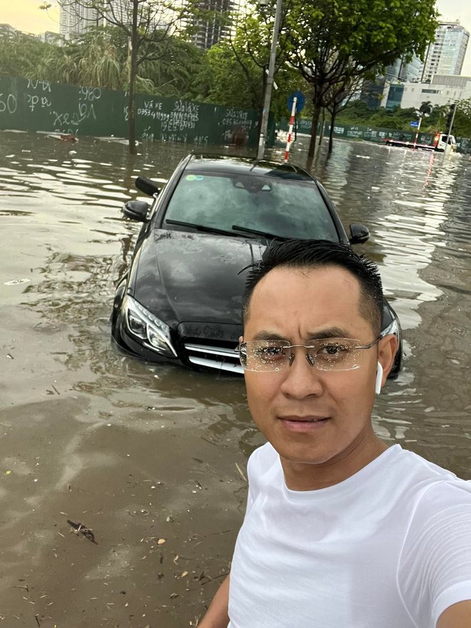 Chủ xe Mercedes hot nhất Hà Nội kể khoảnh khắc kẹt giữa biển nước, nằm thảnh thơi trên nắp capo chụp ảnh đợi cứu hộ-3