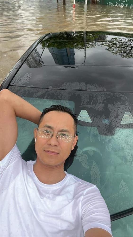 Chủ xe Mercedes hot nhất Hà Nội kể khoảnh khắc kẹt giữa biển nước, nằm thảnh thơi trên nắp capo chụp ảnh đợi cứu hộ-4