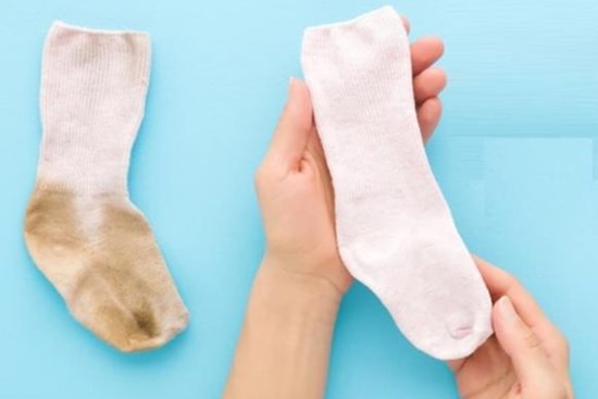 Để làm sạch tất trắng bị lấm bẩn trông như mới, dạy bạn một vài mẹo cực đơn giản