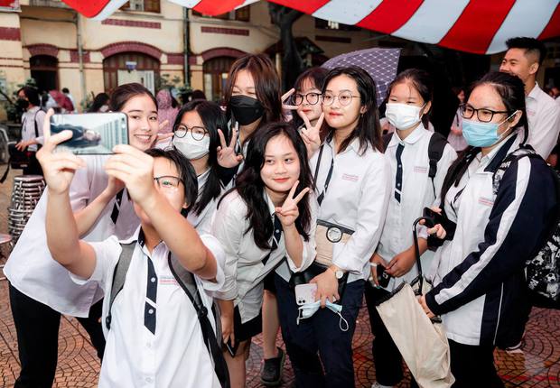 Những khoảnh khắc đẹp nhất mùa bế giảng 2022: Gửi năm tháng thanh xuân sẽ không bao giờ quay lại-15