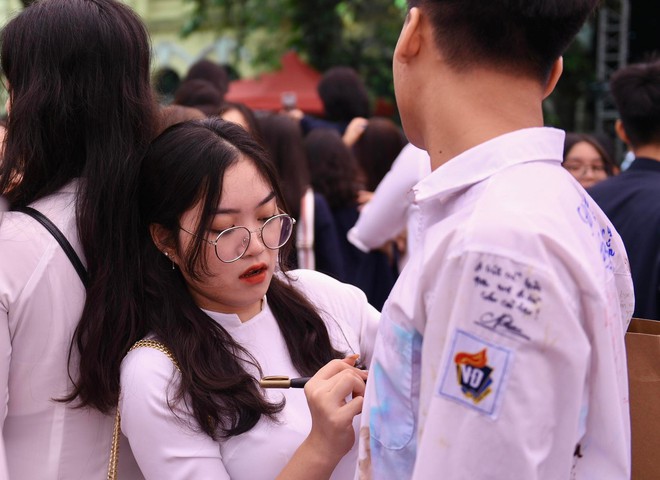 Những khoảnh khắc đẹp nhất mùa bế giảng 2022: Gửi năm tháng thanh xuân sẽ không bao giờ quay lại-10