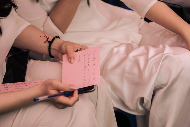 Những khoảnh khắc đẹp nhất mùa bế giảng 2022: Gửi năm tháng thanh xuân sẽ không bao giờ quay lại-9