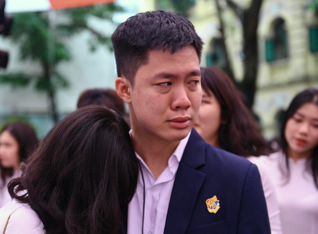Những khoảnh khắc đẹp nhất mùa bế giảng 2022: Gửi năm tháng thanh xuân sẽ không bao giờ quay lại-5
