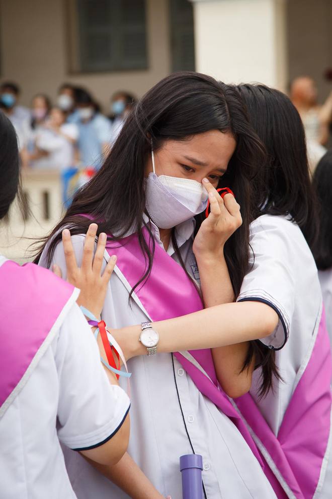 Những khoảnh khắc đẹp nhất mùa bế giảng 2022: Gửi năm tháng thanh xuân sẽ không bao giờ quay lại-3
