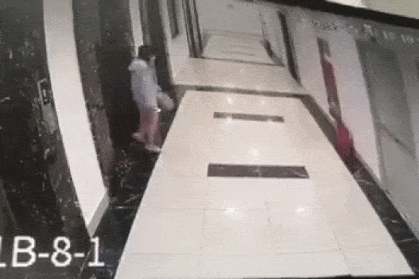 Gã đàn ông 'tung đòn' với một phụ nữ khi ra cửa thang máy ở Hà Nội