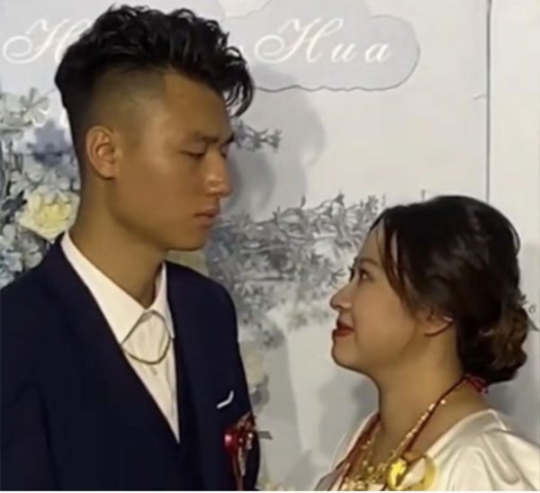 Chú rể mang vẻ mặt như đưa đám trong khi cô dâu nhận hồi môn gần 27 tỷ gây choáng-1