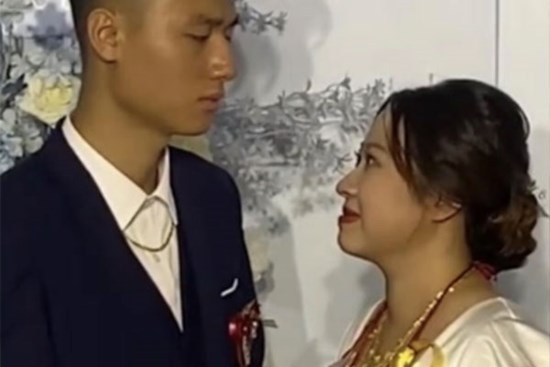 Chú rể mang vẻ mặt 'như đưa đám' trong khi cô dâu nhận hồi môn gần 27 tỷ gây choáng