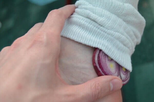 Dùng 1 trong 3 thứ này bôi vào lòng bàn chân trước khi ngủ giúp thải độc, đẹp da-4