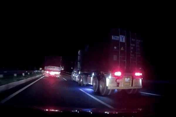 Xe tải ném gạch xuống đường khi đang chạy trên cao tốc