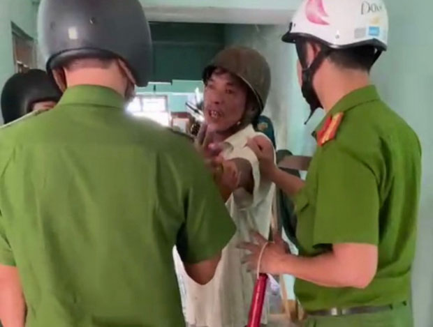 Tạm giữ hình sự người chồng dùng rựa chém vợ bốn nhát giữa phố-1