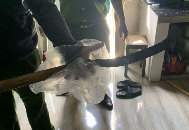 Tạm giữ hình sự người chồng dùng rựa chém vợ bốn nhát giữa phố-2