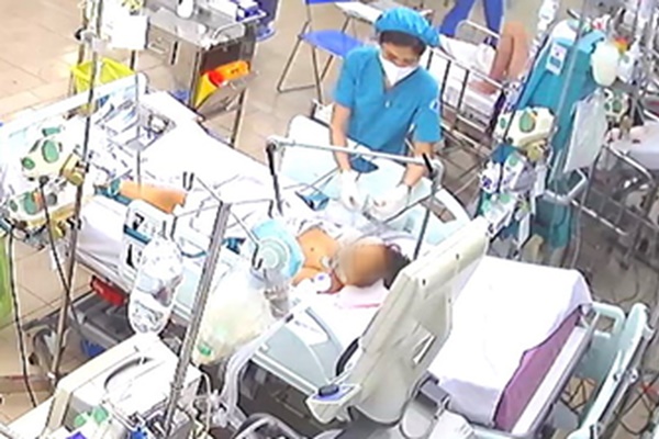 Bé gái 7 tuổi có men gan tăng cao gấp 100 lần do sốt xuất huyết nặng-1