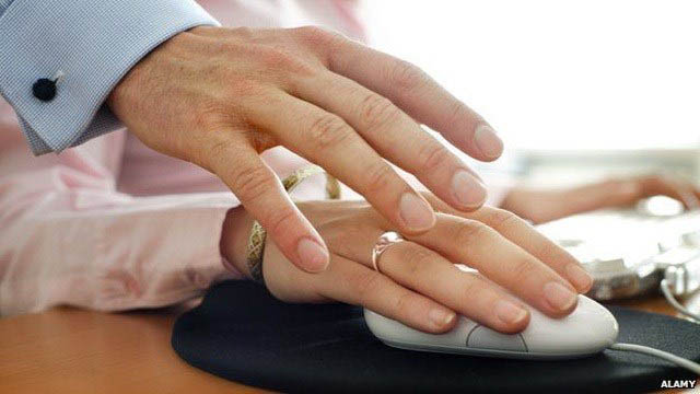 Nhìn gợi tình, nháy mắt liên tục... có thể bị xem là quấy rối tình dục tại nơi làm việc-2